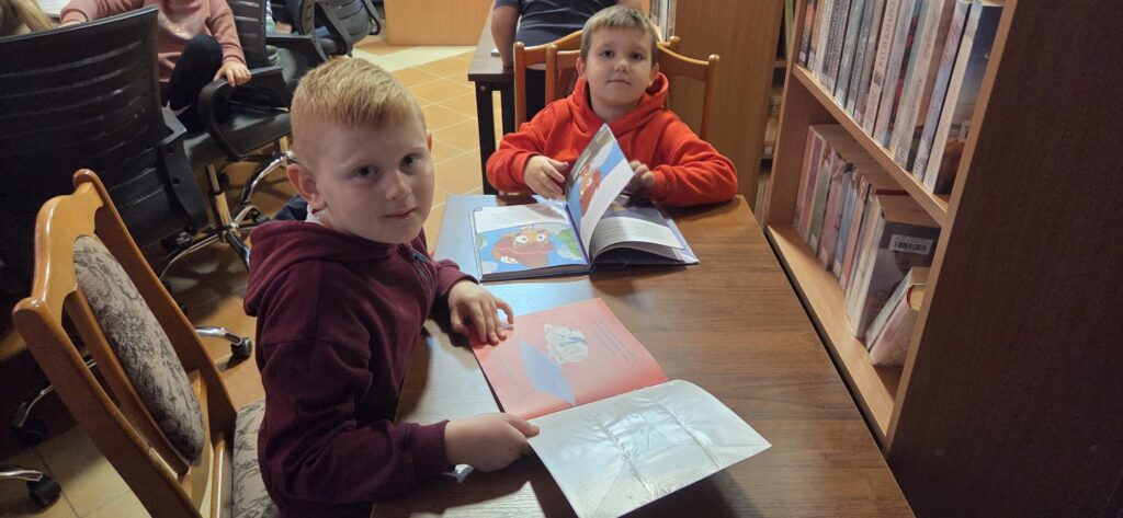 20251126_103510-1024x473 Przedszkolaki w bibliotece w Piskach
