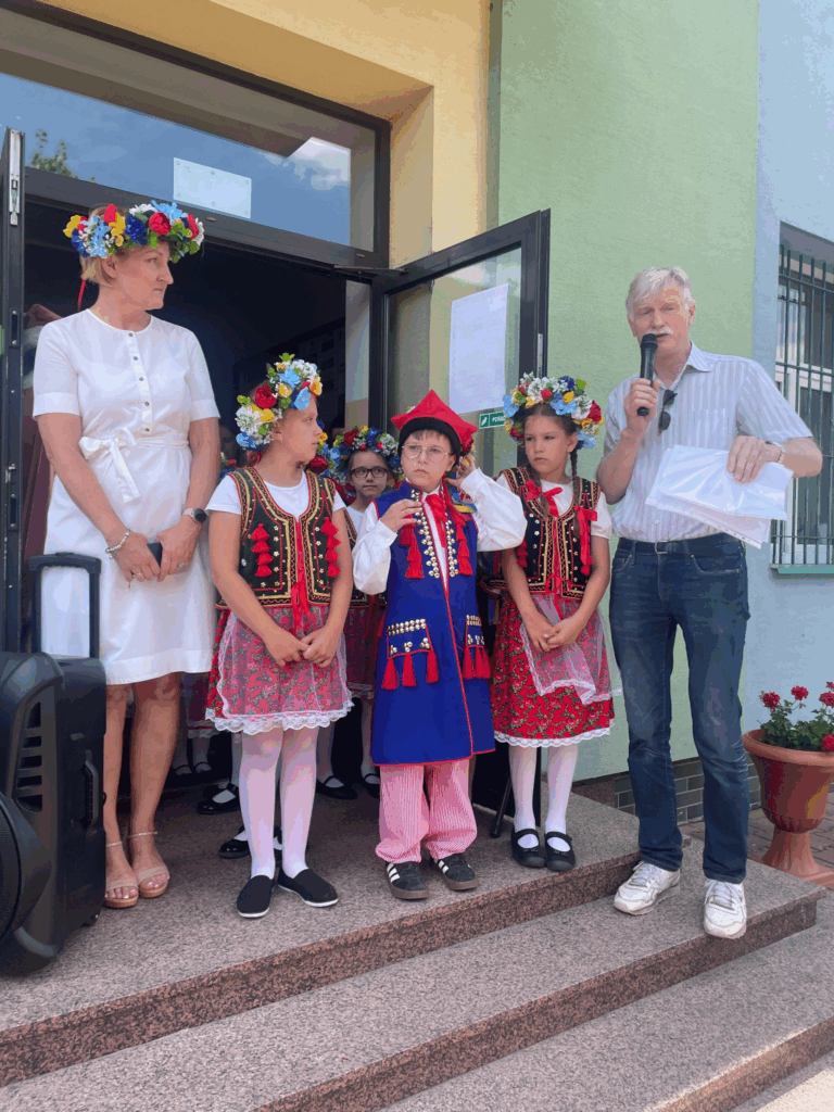 image-223-768x1024 „Zatańczmy i zaśpiewajmy historię" - muzyczny początek lata w Czerwinie!