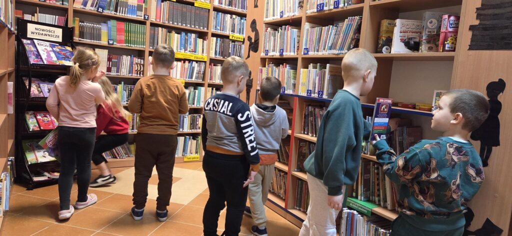 20251210_100151-1024x473 Przedszkolaki w bibliotece w Piskach
