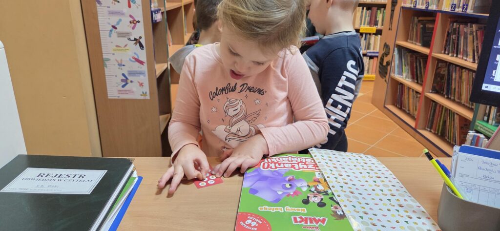 20251210_100523-1024x473 Przedszkolaki w bibliotece w Piskach