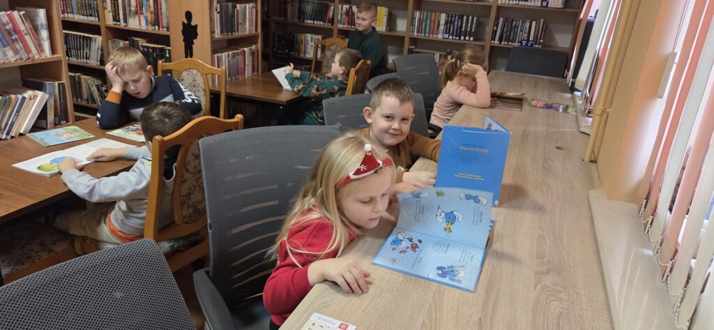20251210_101552-1024x473 Przedszkolaki w bibliotece w Piskach