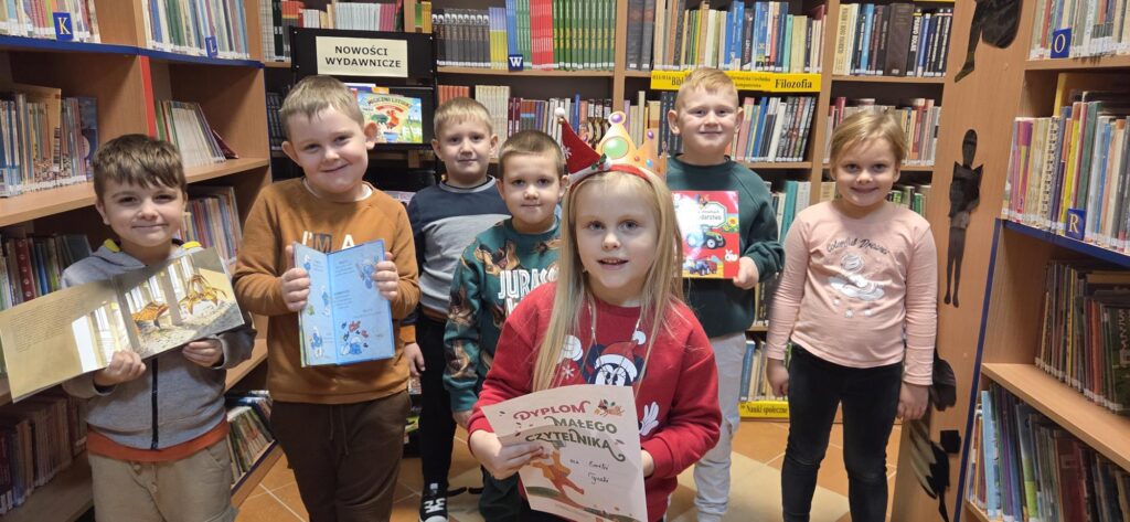 20251210_102453-1024x473 Przedszkolaki w bibliotece w Piskach