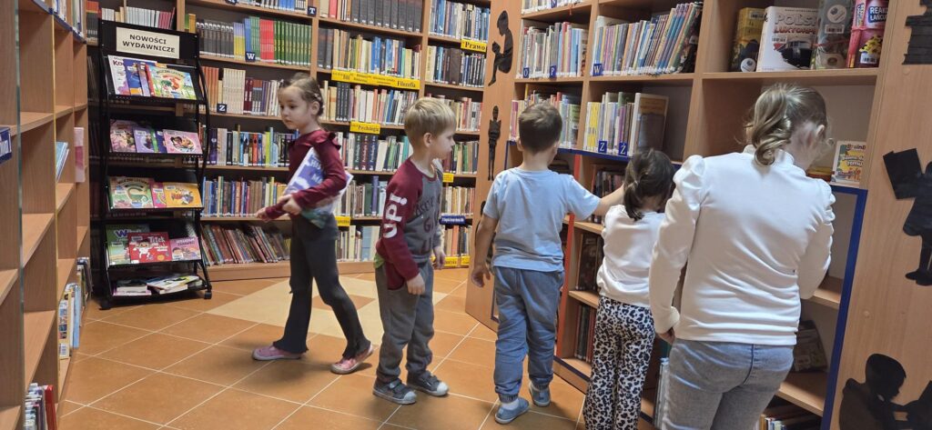 20251210_103027-1-1024x473 Przedszkolaki w bibliotece w Piskach