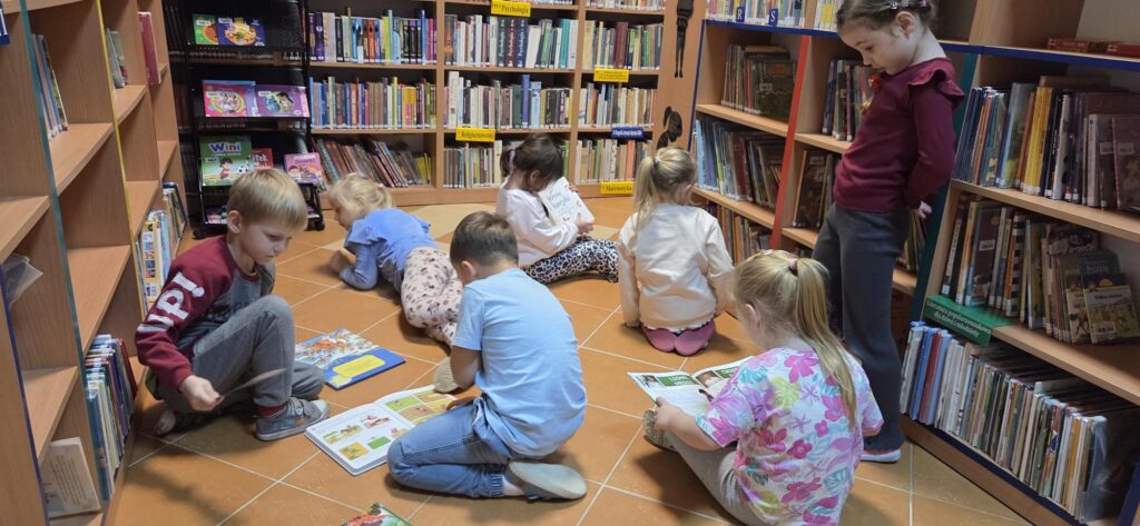 20251210_104810-1024x473 Przedszkolaki w bibliotece w Piskach