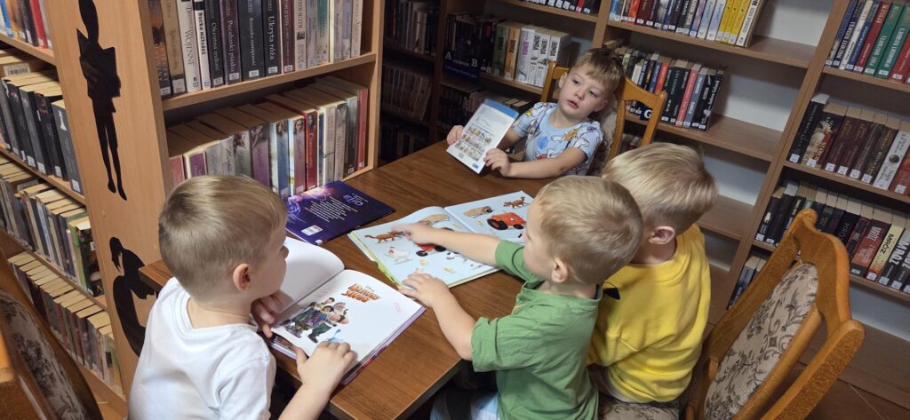 20251210_113052-1024x473 Przedszkolaki w bibliotece w Piskach
