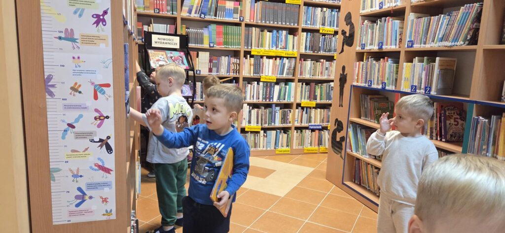 20251216_112828-1024x473 Przedszkolaki w bibliotece w Piskach