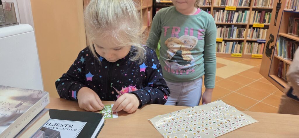 20251217_101159-1024x473 Przedszkolaki w bibliotece w Piskach