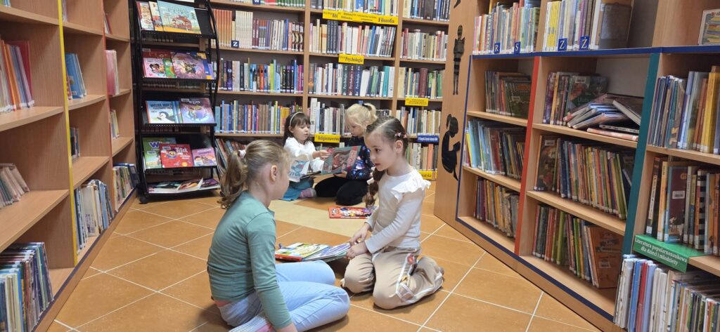 20251217_101609-1024x473 Przedszkolaki w bibliotece w Piskach