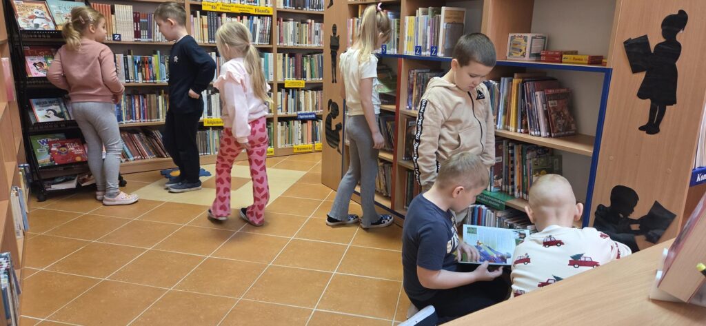 20251217_103314-1024x473 Przedszkolaki w bibliotece w Piskach