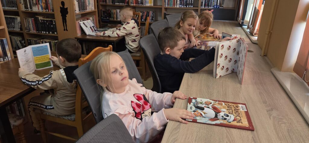 20251217_104359-1024x473 Przedszkolaki w bibliotece w Piskach