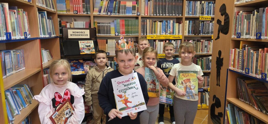 20251217_105158-1024x473 Przedszkolaki w bibliotece w Piskach