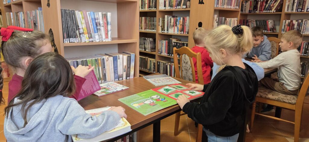 20260204_100602-1024x473 Przedszkolaki w bibliotece w Piskach