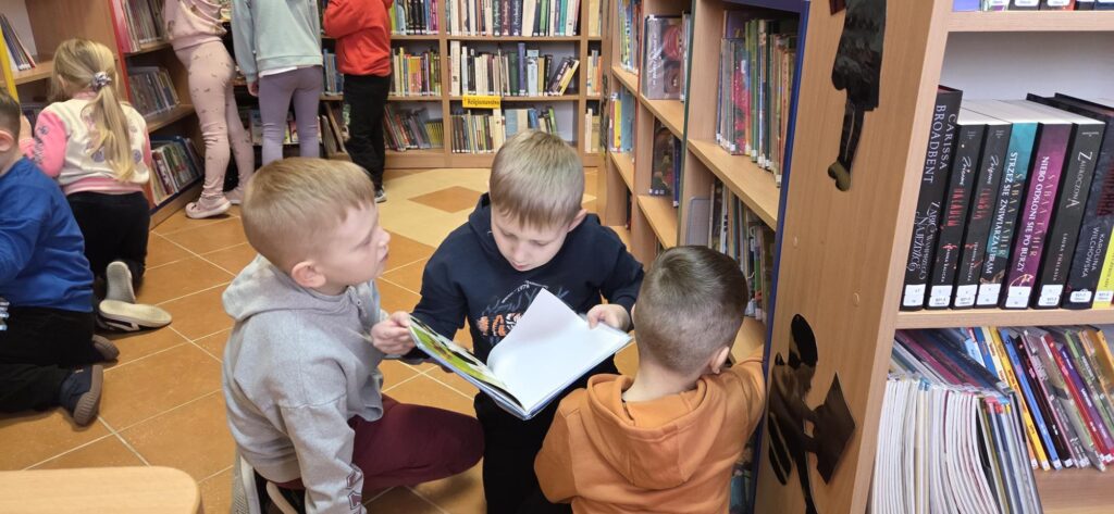 20260204_102346-1024x473 Przedszkolaki w bibliotece w Piskach