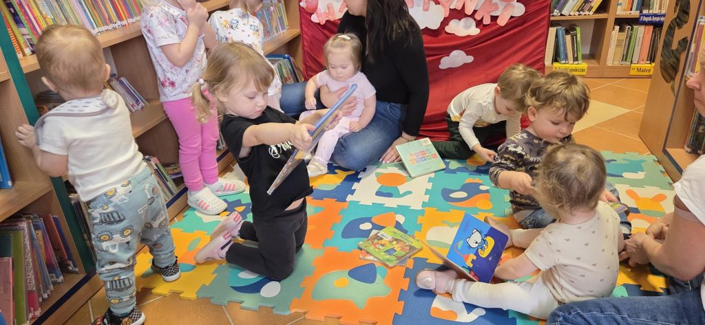 20260212_111444-1024x473 ,,Zakochaj się w książce!”- romantyczny tydzień w bibliotece w Piskach