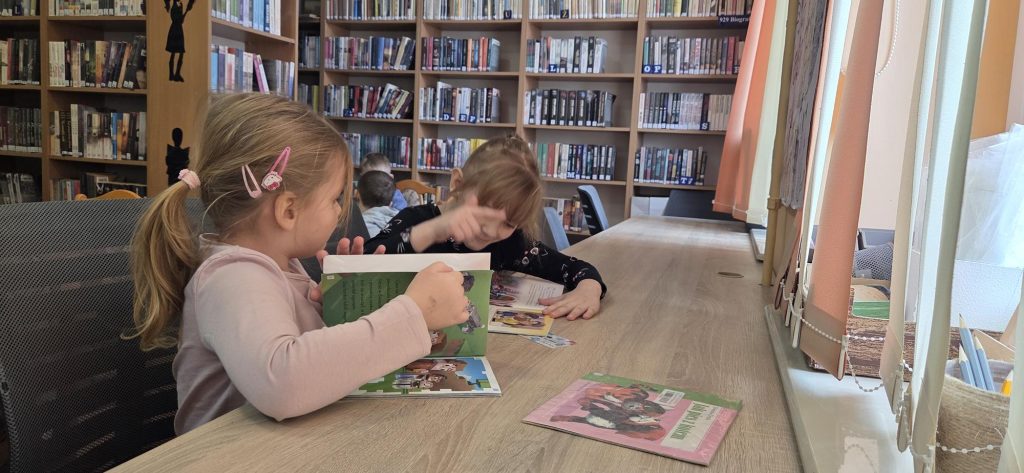 20260218_115359-1024x473 Przedszkolaki w bibliotece w Piskach
