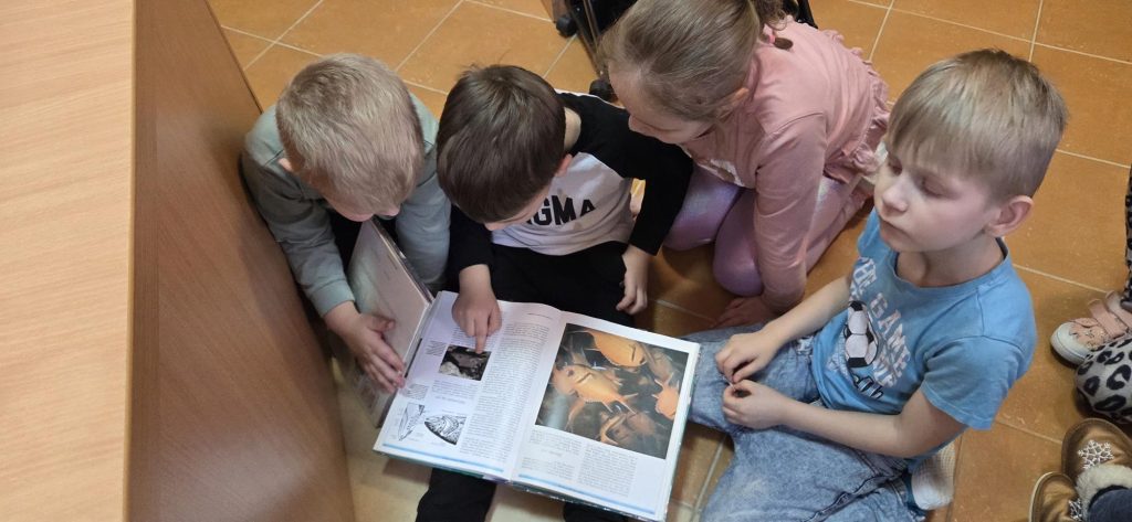 20260218_123257-1024x473 Przedszkolaki w bibliotece w Piskach