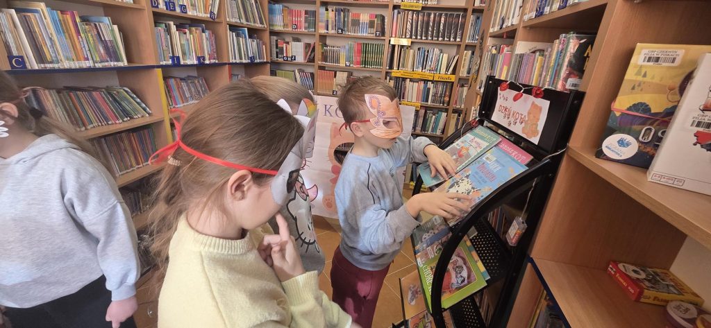 20260219_130759-1024x473 Bibliotekę w Piskach opanowały koty!!!