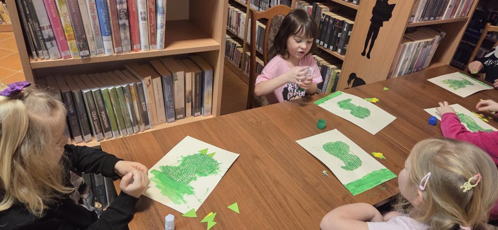 20260225_114612-1024x473 Niezwykłe obchody Dnia Dinozaura w bibliotece w Piskach