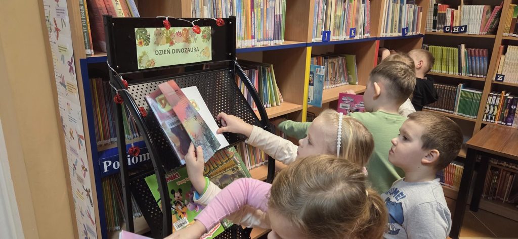 20260225_121512-1024x473 Niezwykłe obchody Dnia Dinozaura w bibliotece w Piskach
