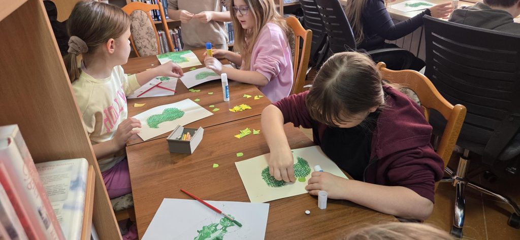 20260226_125614-1024x473 Niezwykłe obchody Dnia Dinozaura w bibliotece w Piskach