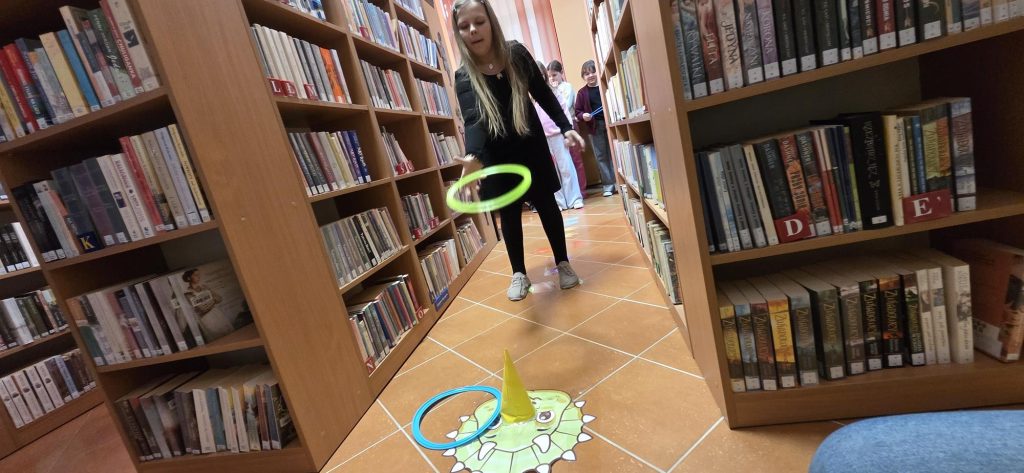 20260226_132544-1024x473 Niezwykłe obchody Dnia Dinozaura w bibliotece w Piskach