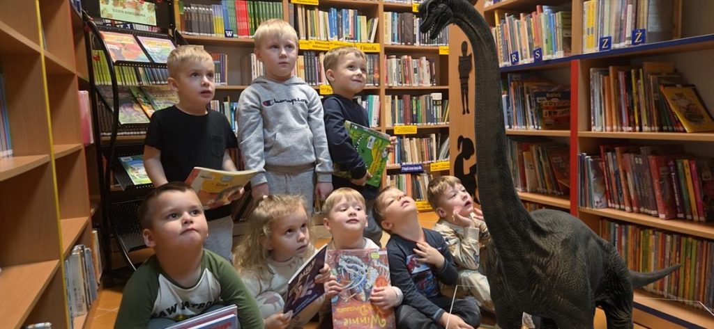 IMG_20260225_102305-1024x473 Niezwykłe obchody Dnia Dinozaura w bibliotece w Piskach