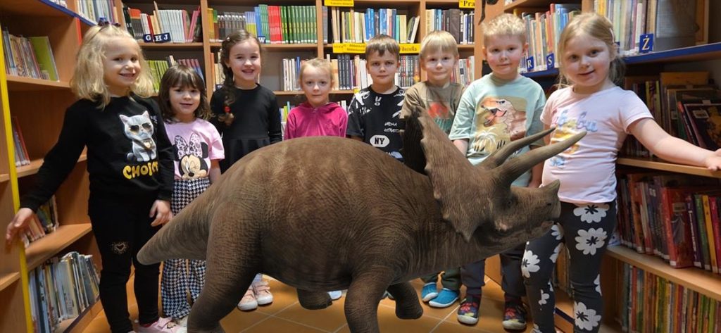 IMG_20260225_120748-1024x473 Niezwykłe obchody Dnia Dinozaura w bibliotece w Piskach