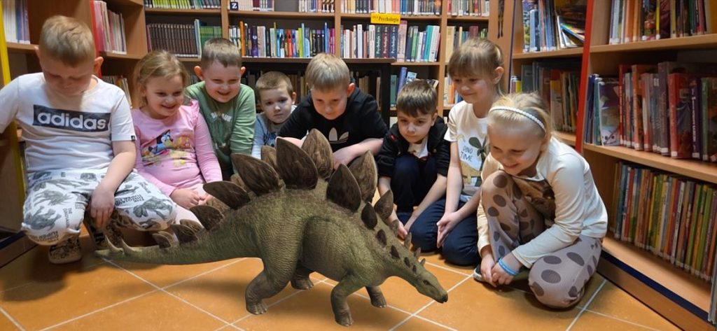 IMG_20260225_125639-1024x473 Niezwykłe obchody Dnia Dinozaura w bibliotece w Piskach