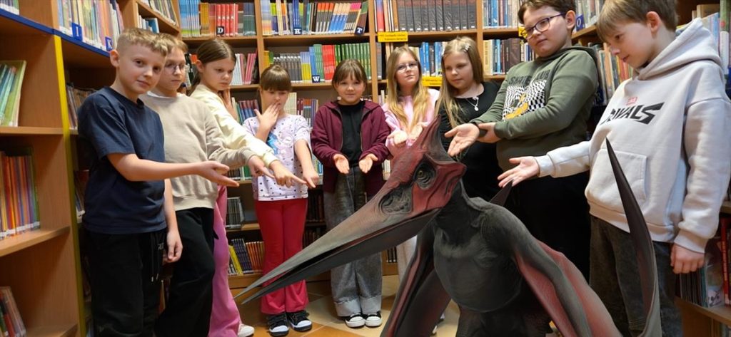 IMG_20260226_131808-1024x473 Niezwykłe obchody Dnia Dinozaura w bibliotece w Piskach